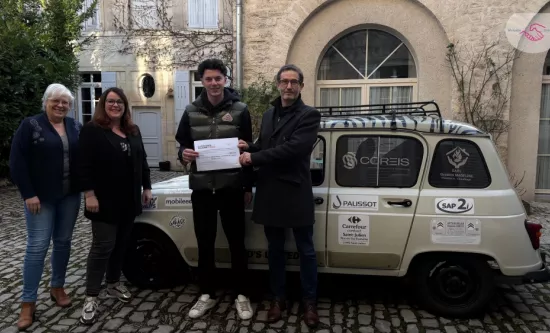 Coréis remet un don de 1 000 € à un équipage du 4L Trophy