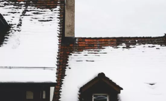 Neige sur les toitures : responsabilité, risques et assurance habitation