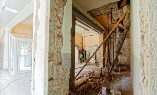 Assurance et rénovation de logements anciens : les risques à anticiper avant de démarrer les travaux